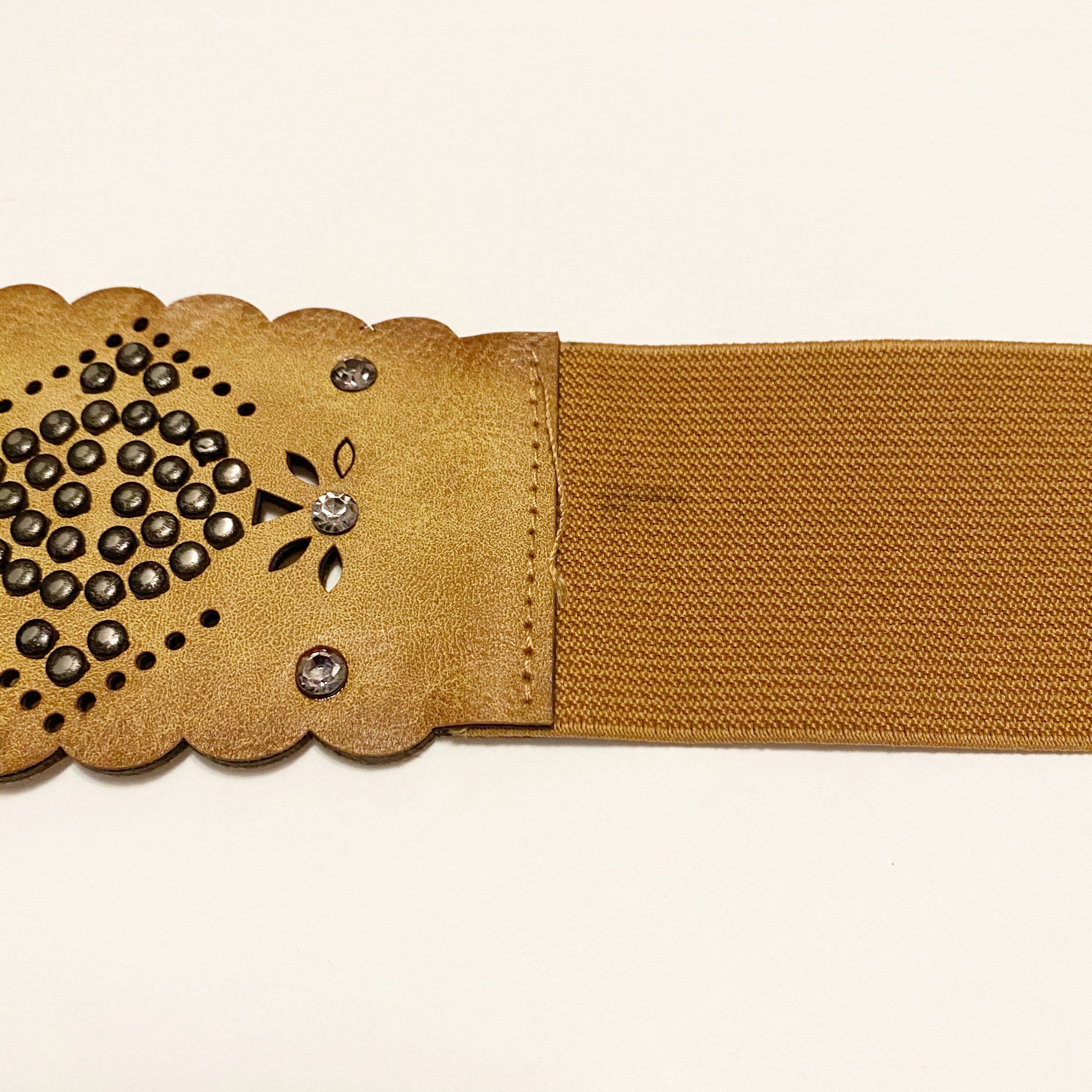 VINTAGE INSPIRED - STUDDED BELT WITH SCALLOPED EDGE